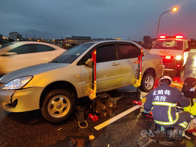 宜蘭縣陳姓女子28日下午騎機車行經蘭陽大橋,疑天雨路滑不慎撞上防撞桿後倒地,後方轎車閃避不及輾過,陳女卡在車底,經送醫急救後宣告不治。(讀者提供)中央社記者王朝鈺傳真 110年11月28日
