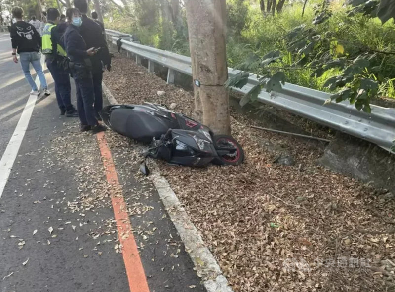 彰化芬園鄉彰139線道大彰路9公里處附近因道路彎度大,今年已傳出3起死亡車禍,為了降低肇事率,警方決定派員不定時在彎道處取締超速,也會製作真人大小的員警人形立牌和員警輪流站崗。(翻攝照片)中央社記者吳哲豪傳真 110年11月28日