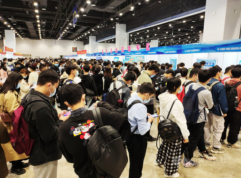 中國大專院校畢業生預計2022年達1076萬人,年增167萬人。這是全國高校畢業生規模首次超過1000萬,也是近年來增長人數最多的一年,社會新鮮人面臨空前就業壓力。圖為10月30日在廣西南寧舉行的畢業生招聘會。(中新社提供)中央社 110年11月28日