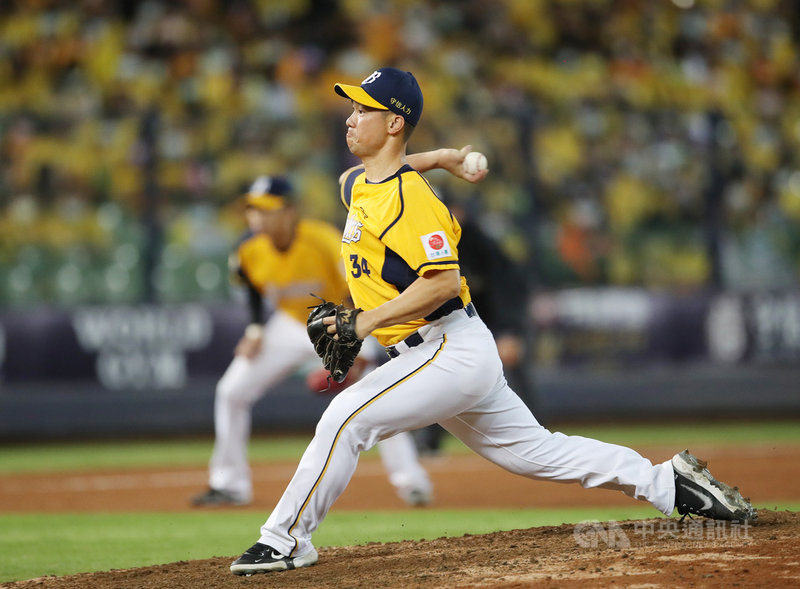 中職中信兄弟隊終結者李振昌(圖)27日總冠軍賽首戰登板,後援投1局沒被敲出安打,投出2次三振,拿下中職總冠軍賽首次救援成功,他許願今年拿4個救援成功。中央社記者張新偉攝 110年11月28日