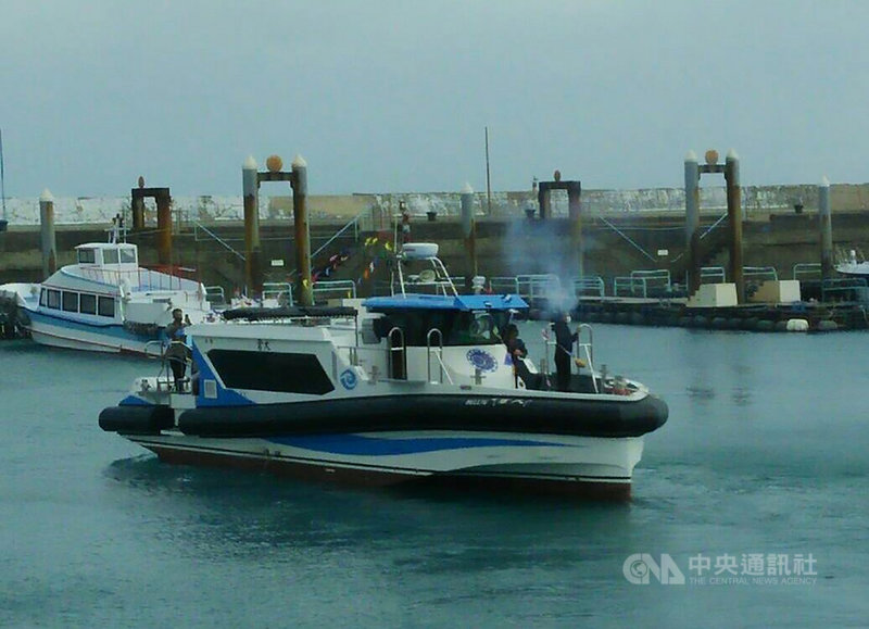 澎湖白沙鄉公所表示,新建的離島交通船「大倉號」,是以FRP強化玻璃纖維來建造,船重19.7噸,航速最高25節,可載客35人,公所委外經營,28日首航。中央社 110年11月28日