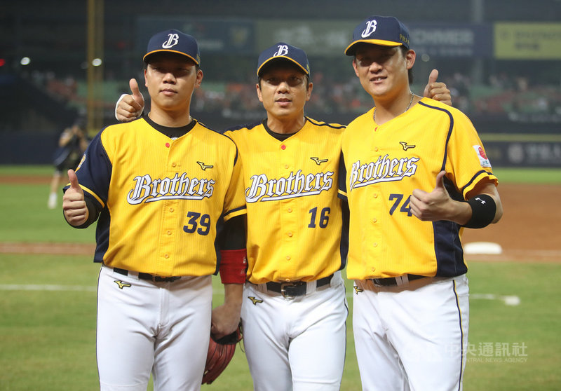 中職中信兄弟隊40歲老將周思齊(中)扮演火車頭,28日總冠軍賽第2戰率先開轟、寫下隊史紀錄,看著中生代球員崛起,周思齊感性表示「他們值得一個總冠軍」。圖為周思齊賽後與同場開轟的許基宏(右)、詹子賢(左)合影。中央社記者張新偉攝 110年11月28日