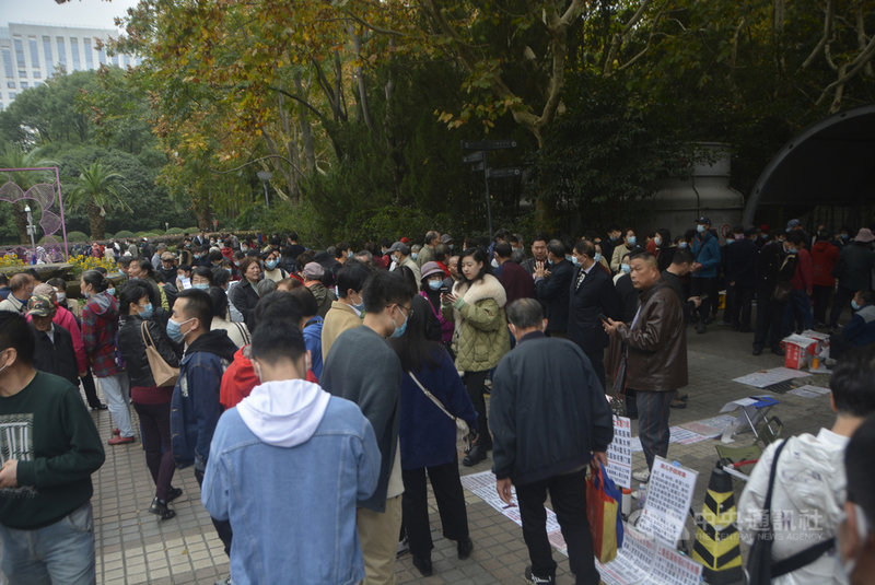 每逢假日，上海人民广场名闻遐迩的相亲角人声鼎沸，盼为子女觅得一段好姻缘。中央社记者吴柏纬上海摄  110年11月28日