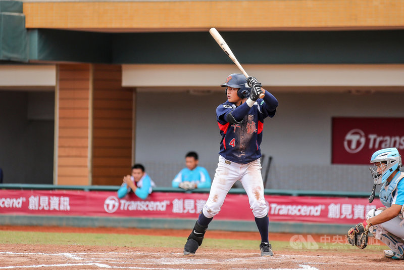 黑豹旗全國高中棒球大賽平鎮高中28日以6比5擊敗穀保家商,奪下冠軍、締造3連霸,其中開路先鋒黃勇傳(圖)繳出3安猛打賞表現,獲選為大會最佳二壘手,他表示,未來畢業後將投入中華職棒選秀。(中華棒協提供)中央社記者楊啟芳傳真 110年11月28日