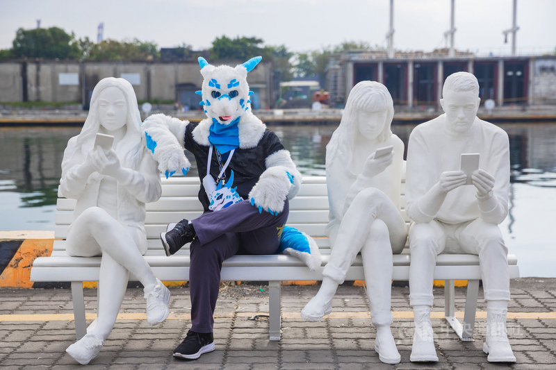 2021駁二動漫祭27、28日登場,日前公開的「2022台灣燈會在高雄」第1件作品「趨」,受到許多Coser青睞,紛紛排隊與作品合影。(高雄市政府提供)中央社記者曾以寧傳真 110年11月28日
