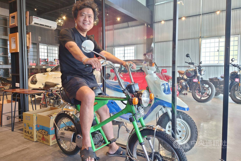台南市男子周儀昌(圖)喜愛特殊機車,收藏像腳踏車的發條式機車、可折疊的「鋼琴車」等少見車,並在辦公室闢設空間陳列,除了自己欣賞也與同好分享。中央社記者楊思瑞攝 110年11月28日