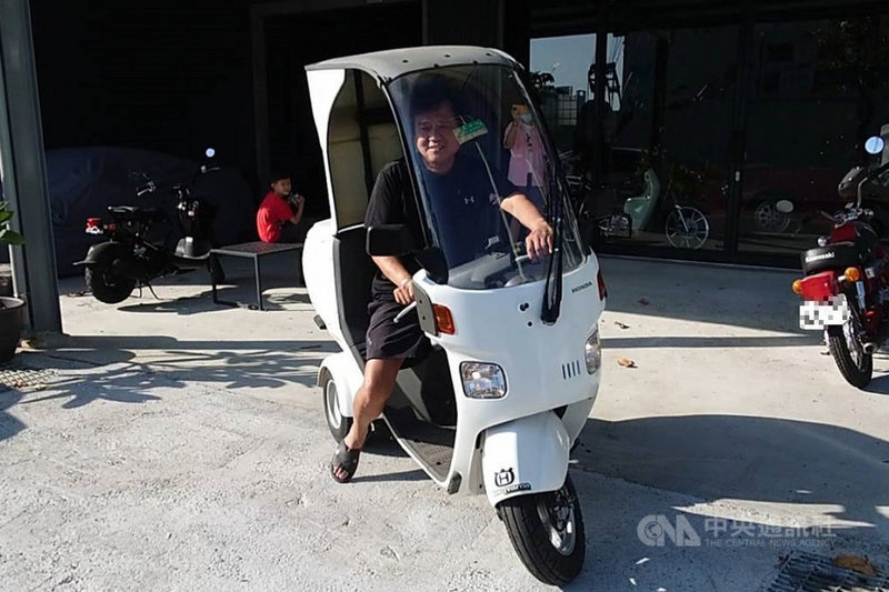 台南市男子周儀昌喜愛收藏特殊機車,其中有一輛配備擋風玻璃和車頂的三輪機車,「前1後2」的輪胎設計,後座是平穩的置物空間,是早年日本都會區很受歡迎的送貨商用車,有人暱稱為「拉麵車」。中央社記者楊思瑞攝 110年11月28日