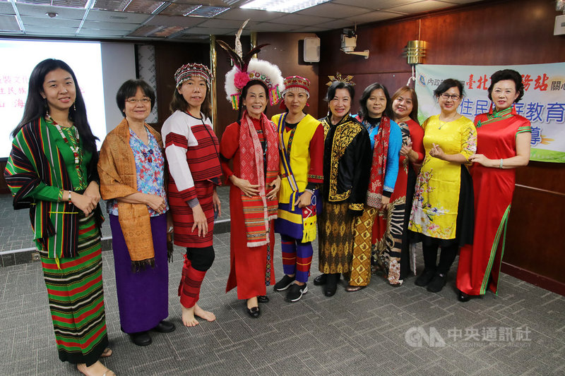 移民署偕台北市原住民族部落大學共辦「新住民多元文化活動」,近60名新住民現場體驗原住民族傳統服飾之美,講師李美花(左4)說明各族服飾特色與差異。(移民署提供)中央社記者黃麗芸傳真 110年11月28日