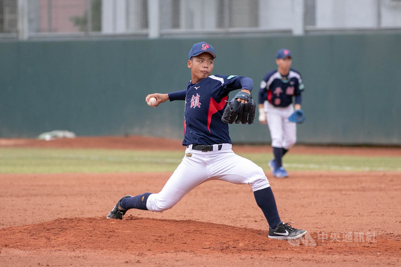 黑豹旗全國高中棒球大賽平鎮高中28日以6比5擊敗穀保家商,成功奪下黑豹旗首次3連霸,平鎮第2任投手伍祐城後援4.2局僅失1分,獲選為大會MVP,未來畢業後決定投入中職選秀。(中華棒協提供)中央社記者楊啟芳傳真 110年11月28日