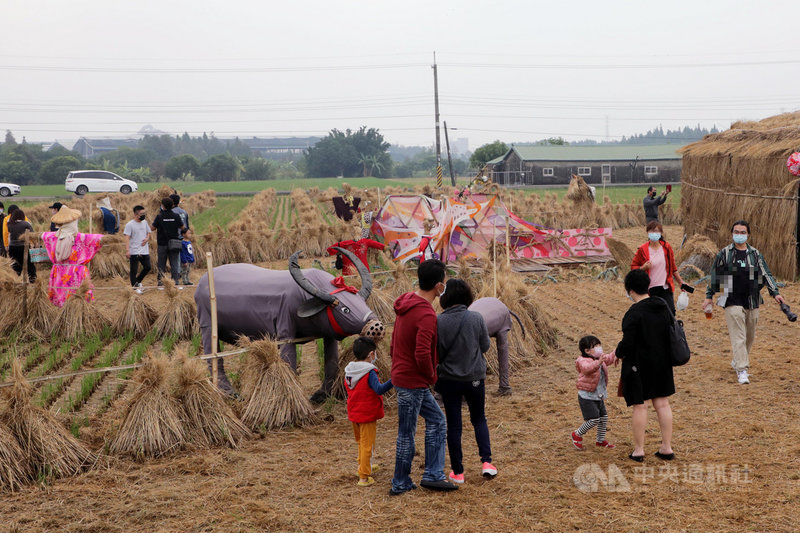 2021台南好米季28日在六甲區林鳳營登場,現場的大型稻草裝置藝術吸引不少民眾前往參觀。(台南市政府提供)中央社記者楊思瑞台南傳真 110年11月28日