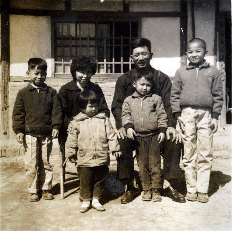 新北市長侯友宜父親日前辭世,侯友宜27日在臉書貼出父親把他抱在懷中的老照片,表達數不盡的思念。(翻攝於侯友宜臉書)中央社記者黃旭昇新北市傳真 110年11月27日