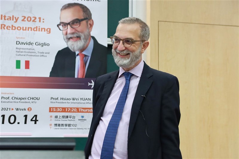 義大利駐台代表紀大為(Davide Giglio)積極向台灣年輕世代推廣義大利文化。圖為紀大為受邀赴台灣大學擔任通識課程嘉賓。(照片取自台灣大學國際事務處FB)中央社記者鍾佑貞傳真 110年11月28日