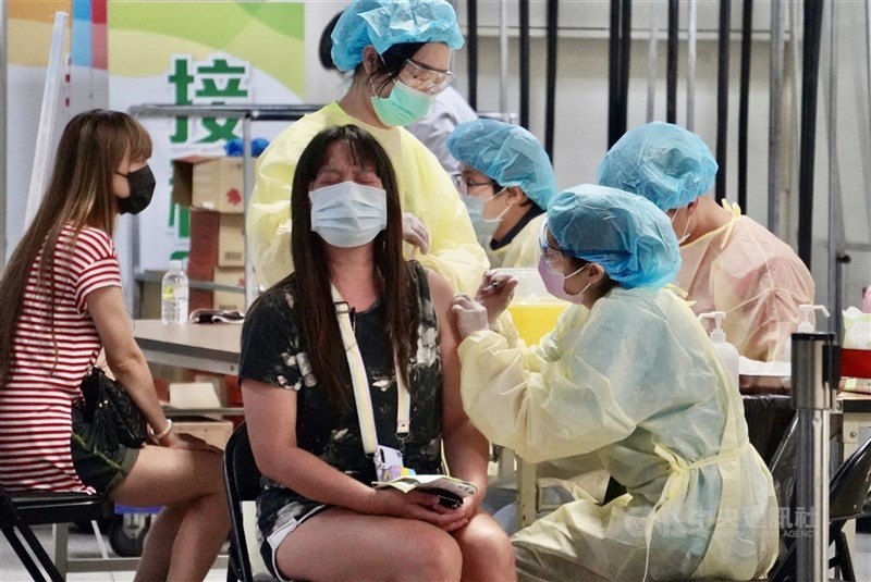 英國專家認為,現有疫苗仍可能有效避免重症,Omicron變異株威力可能遭「過度誇大」。圖為高捷中央公園站疫苗接種站。(中央社檔案照片)