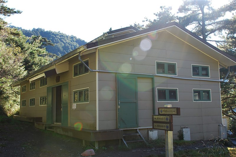 太魯閣國家公園管理處開放山屋,民眾入園仍須遵守防疫規定,隨身攜帶口罩,在通風良好且無人潮聚集處可暫時脫下口罩,入住應自備消毒用品,屋內用餐仍採分時分流。(太管處提供)