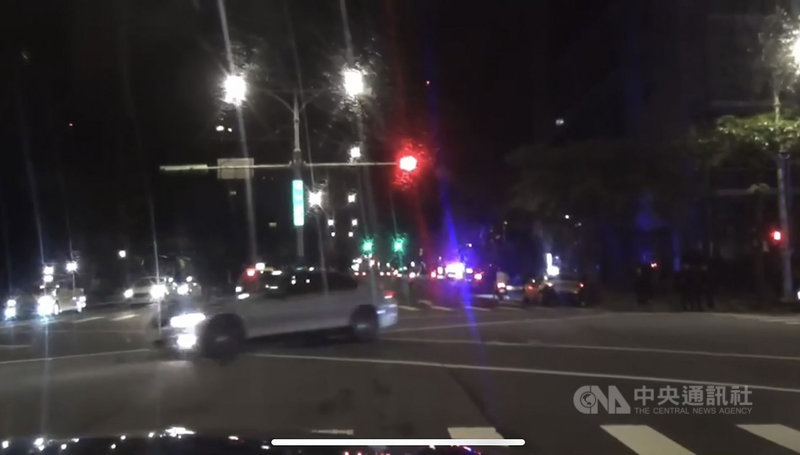 台北市警方28日凌晨在信義區執行路檢時發現,有1車未打方向燈左轉且高速行駛,經攔查、酒測發現男駕駛酒測值達0.54毫克,依法逮捕送辦。(翻攝照片)中央社記者黃麗芸傳真 110年11月28日