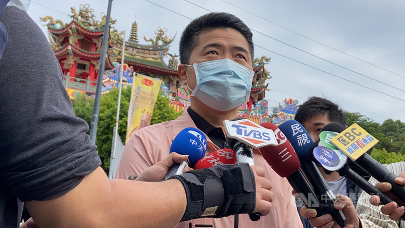 對於過去擔任立委時在立法院丟水球的照片被披露,台中市第2選區立委補選國民黨參選人顏寬恒(中)28日到龍井區出席活動受訪時表示,民進黨才是始祖。(顏寬恒服務處提供)中央社記者郝雪卿傳真 110年11月28日