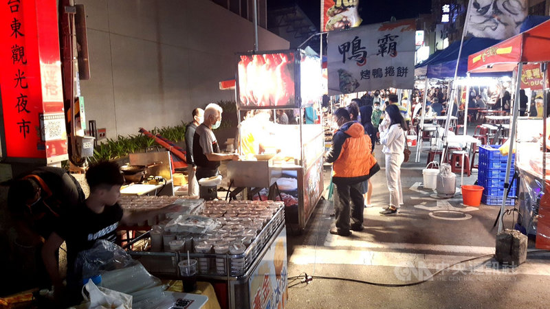 台東縣政府配合振興五倍券推出「疫後產業振興補助方案」,即日起至12月31日止,民眾持五倍券200元可兌換夜市抵用券250元,歡迎大家到台東旅遊「逗陣迺夜市」。(台東縣政府提供)中央社記者李先鳳傳真 110年11月28日