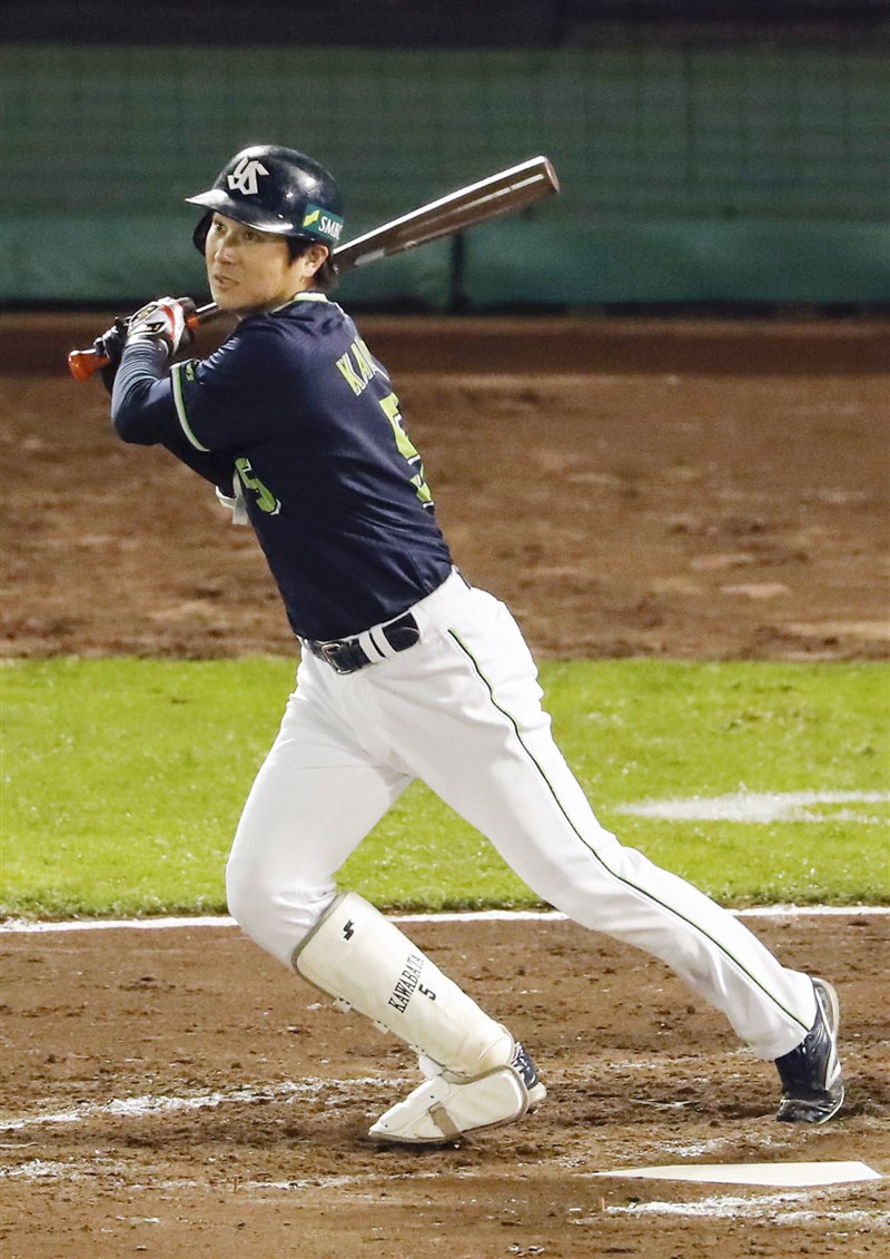養樂多代打川端慎吾12局敲安打送回超前分。(共同社)