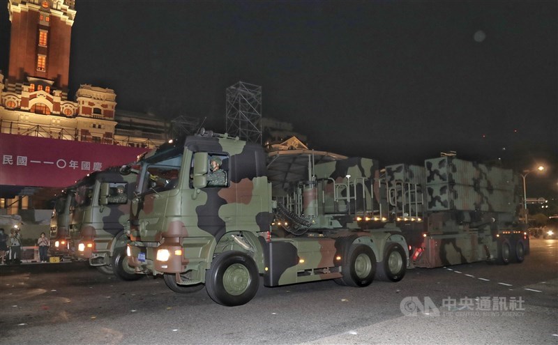 媒體報導車用尿素短缺恐影響國軍飛彈發射車運作,國防部回應,已減少特種車輛派遣,並建立車用尿素安全存量。圖為天弓三型飛彈發射車。(中央社檔案照片)