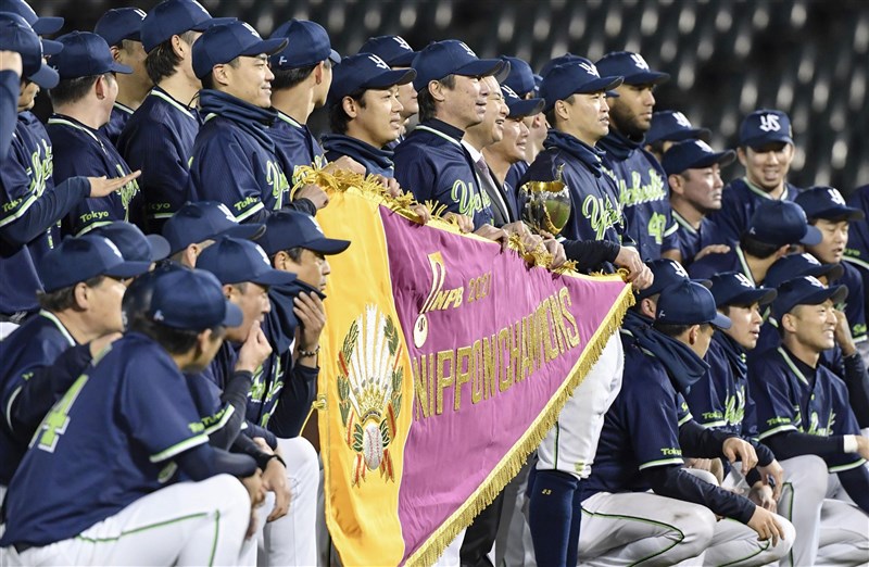 養樂多27日睽違20年奪下「日本一」總冠軍,為隊史第6次,也是中央聯盟睽違9年再度有球隊奪冠。(共同社)