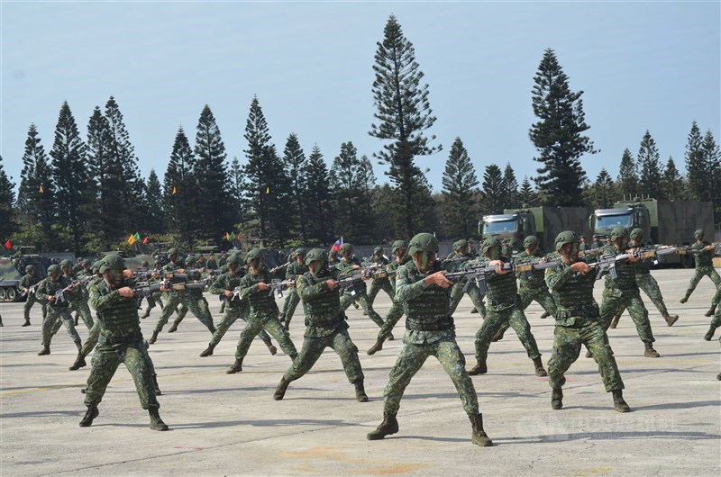 陸軍司令部已下令全軍開始推廣進階刺槍訓練。（中央社檔案照片）