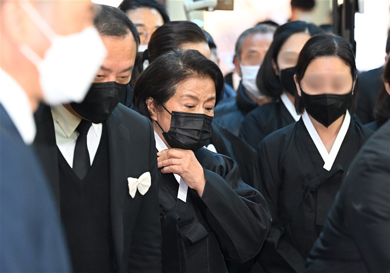 韓國前總統全斗煥日前逝世,家人27日低調舉辦出殯儀式,遺孀李順子(中)藉出殯儀式代替丈夫為過去的罪行道歉。(韓聯社)