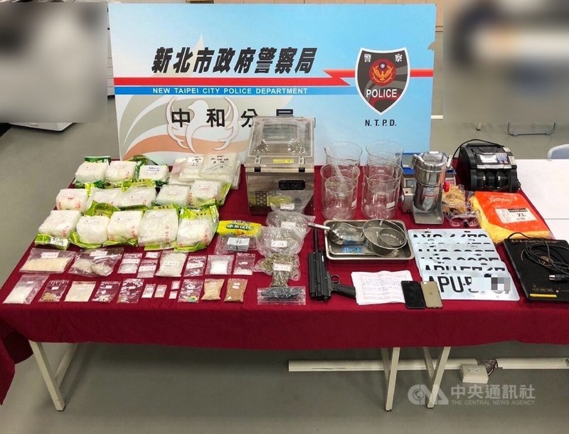 新北市中和警方10月間曾查獲一起毒品案,經溯源追查王姓藥頭,日前在桃園中壢區某鐵皮屋的毒品分裝廠,查獲安非他命逾13公斤及各種毒品。(翻攝照片)中央社記者王鴻國傳真 110年11月29日