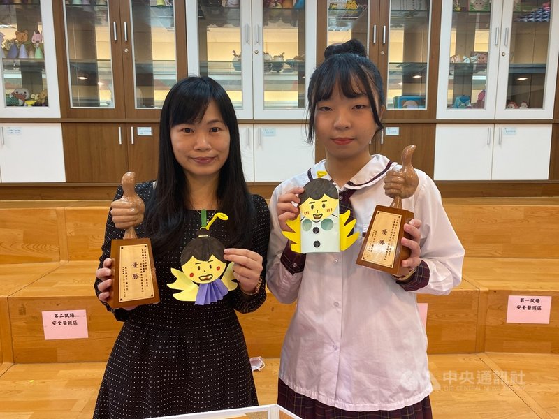 新竹市光復中學幼保科高三學生劉蕙儀(右)代表學校參加110年全國高級中等學校家事類學生技藝競賽,獲得幼兒教具製作組全國優勝。左為指導老師古孟玲。中央社記者魯鋼駿攝 110年11月29日