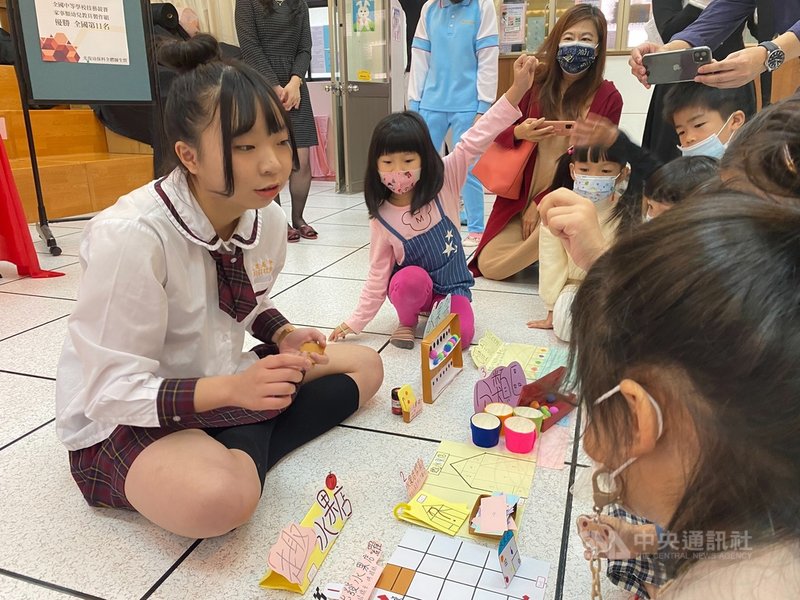 新竹市光復中學幼保科高三學生劉蕙儀(左)喜歡小孩,國中時立志成為幼教老師,參加110年全國高級中等學校家事類學生技藝競賽,獲幼兒教具製作組全國優勝。中央社記者魯鋼駿攝 110年11月29日