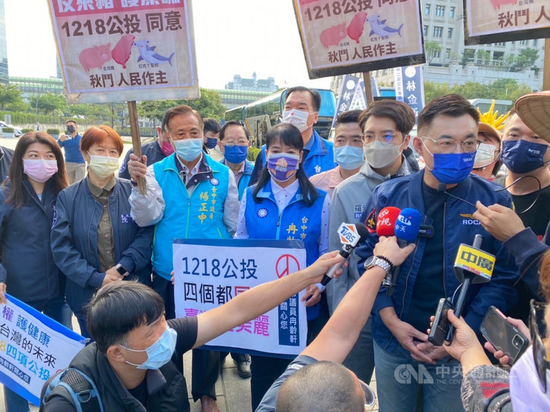 民團29日在台中市發起反萊豬護藻礁秋鬥大遊行,國民黨立委江啟臣(前右)等人到場聲援。中央社記者郝雪卿攝 110年11月29日