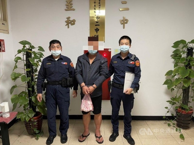 酒駕累犯44歲李姓男子(中)28日騎機車行經台北市萬華區時遇警方執行路檢,因自知飲酒無法通過酒測,強行衝撞路檢點執勤員警並企圖逃逸,在旁員警就近上前支援,合力將他逮捕。(翻攝照片)中央社記者黃麗芸傳真 110年11月29日