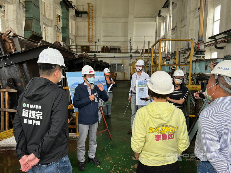 高雄旗津中區污水處理廠,自通水啟用至今已逾35年,廠內設備多老舊,處理效能降低,高市府正辦理中區污水處理廠整建工程,副市長林欽榮(左2)及議員簡煥宗等人29日前往視察。(高雄市水利局提供)中央社記者蔡孟妤傳真 110年11月29日