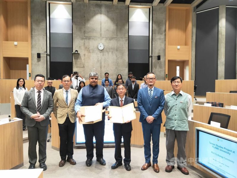 台灣教育部在印度首個「台灣研究講座計畫」,29日在弗萊明大學(Flame University)正式啟動,圖為駐印度代表葛葆萱(前右3)與弗萊明大學校長康達(前左3)展示合作備忘錄。(駐印度代表處教育組提供)中央社 110年11月29日
