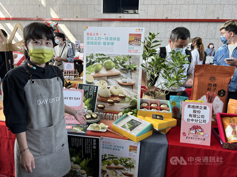 「第13屆台中市十大伴手禮」正在舉辦網路票選活動,主辦單位台中市工策會29日邀請入圍百大伴手禮店家到台中市政府擺攤展示,為網路票選活動拉票。中央社記者郝雪卿攝 110年11月29日