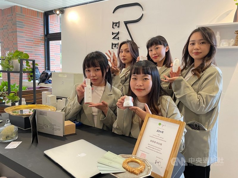 弘光科技大學化妝品應用系學生蒐集哈密瓜皮、豆渣、草莓花萼等多種素材,萃取為亮點原料研製各式保養品、身體清潔組配方。中央社記者趙麗妍攝 110年11月29日