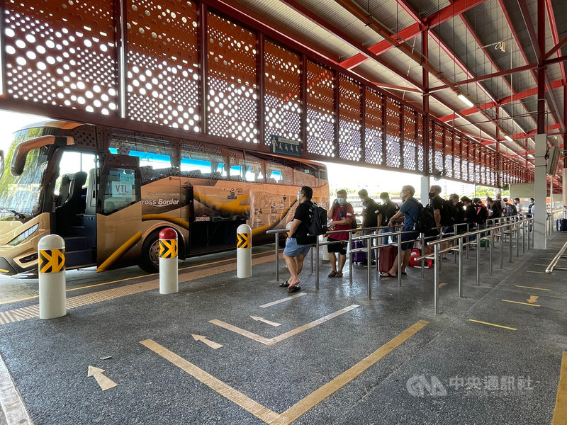 新加坡與馬來西亞重啟邊境,陸路「疫苗接種者旅遊通道」(VTL)29日正式啟用。圖為在兀蘭臨時巴士轉運站預備搭乘VTL巴士至馬來西加新山的民眾。中央社記者侯姿瑩新加坡攝 110年11月29日