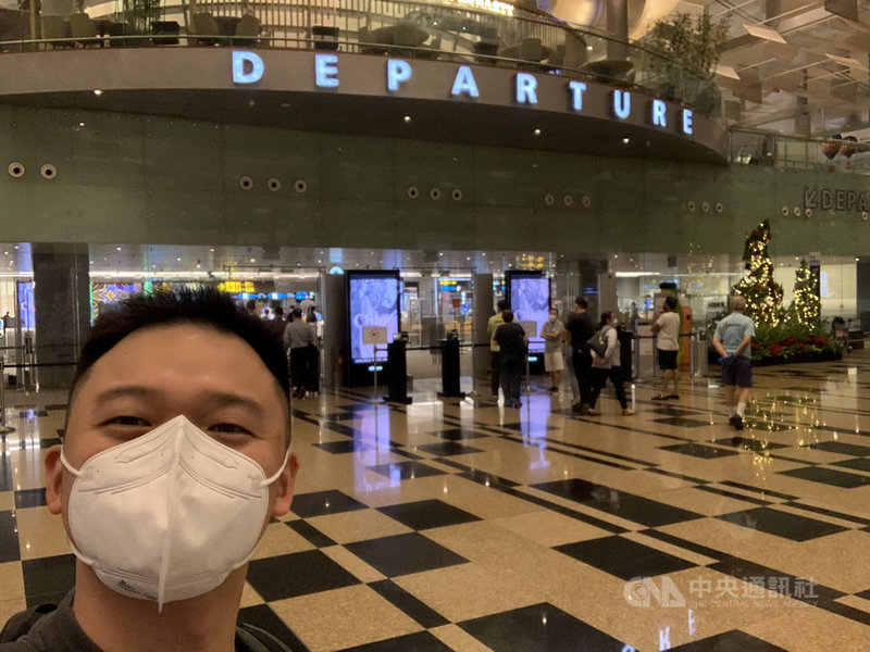 新加坡與馬來西亞29日啟用「疫苗接種者旅遊通道」,旅星工作的大馬民眾林俊宇當天搭機返鄉。他受訪說,將近2年沒回家,最想念家人跟家鄉美食。(林俊宇提供)中央社記者侯姿瑩新加坡傳真 110年11月29日