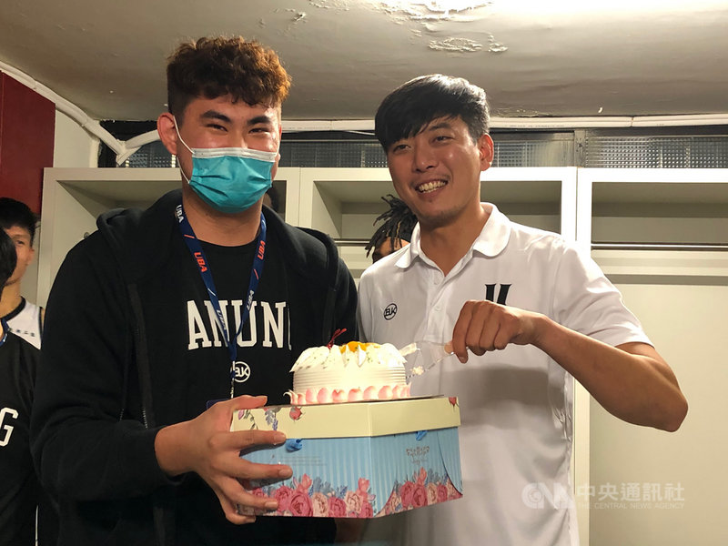 110學年度大專籃球聯賽男一級第1階段預賽29日在輔仁大學展開最後一天賽事,萬能科大以95比45大勝台灣大學,教練吳奉晟(右)首次在生日當天遇到球隊5連勝,成為最好的禮物。中央社記者黃巧雯攝 110年11月29日