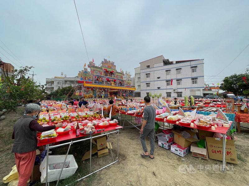 嘉義縣布袋振寮里蕭厝庄蕭府大帝殿近日舉辦建廟36週年慶典,全庄只有17戶,但散居各地的蕭家後代,都在此時返鄉祭拜,供品達1350桌。(民眾提供)中央社記者蔡智明傳真 110年11月29日