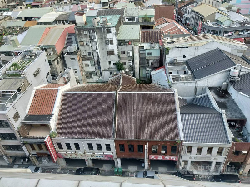 台北市大同區南京西路257號過去由板橋林家持有超過百年,建物2樓室內為4連棟共通空間,有大跨度木屋架及木構屋頂,面積量體大、現況保存佳,29日獲登錄為歷史建築。(台北市文化局提供)中央社記者陳昱婷傳真 110年11月29日