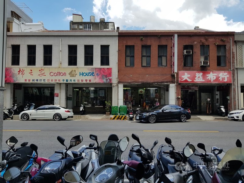 台北市大同區一處商行曾由板橋林家持有逾百年,文化局29日指出,2樓4連棟有大跨度木構屋頂,極為罕見,決議登錄為歷史建築。(台北市文化局提供)中央社記者陳昱婷傳真 110年11月29日