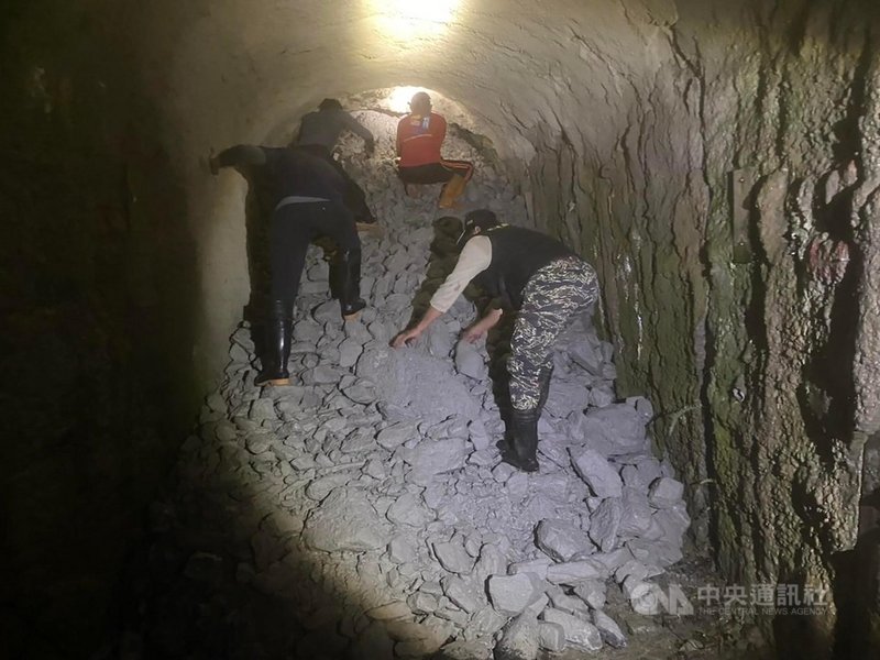 4名山友申請攀登太魯閣國家公園奇萊山,卻更改路線翻越天長山後登能高越東段,不料遇山路崩塌而求援;花蓮縣消防局聘雇銅門部落的原住民獵人,帶領搜救人員進入山區,至已被土石堵死的天長隧道時,挖出可容1人經過的通道將受困的登山客救出。(花蓮縣消防局提供)中央社記者李先鳳傳真 110年11月29日