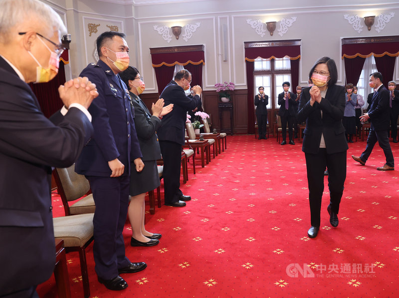總統蔡英文(前右)29日在總統府接見109年度績優捐血人代表,感謝捐血人的愛心奉獻,為社會帶來更多溫暖和希望。中央社記者鄭傑文攝 110年11月29日