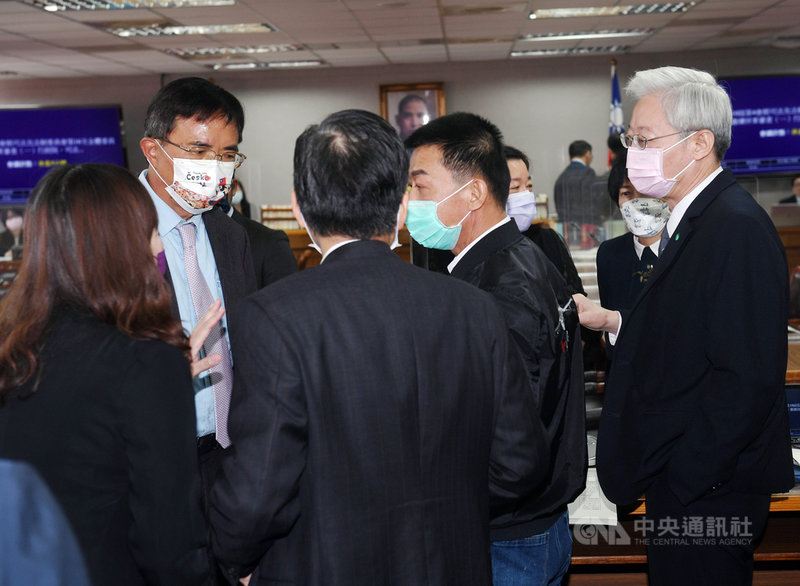 精神障礙者犯罪引發社會擔憂;立法院司法及法制委員會29日初審通過刑法部分條文修正草案,司法院秘書長林輝煌(右)、法務部次長蔡碧仲(後左)與立委們會中頻頻討論並交換意見。中央社記者施宗暉攝 110年11月29日