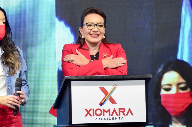 宏都拉斯左派總統候選人秀瑪菈．卡斯楚29日自行宣布勝選，朝成為宏都拉斯首位女性總統的路上邁進。（圖取自facebook.com/XiomaraCastroZ）