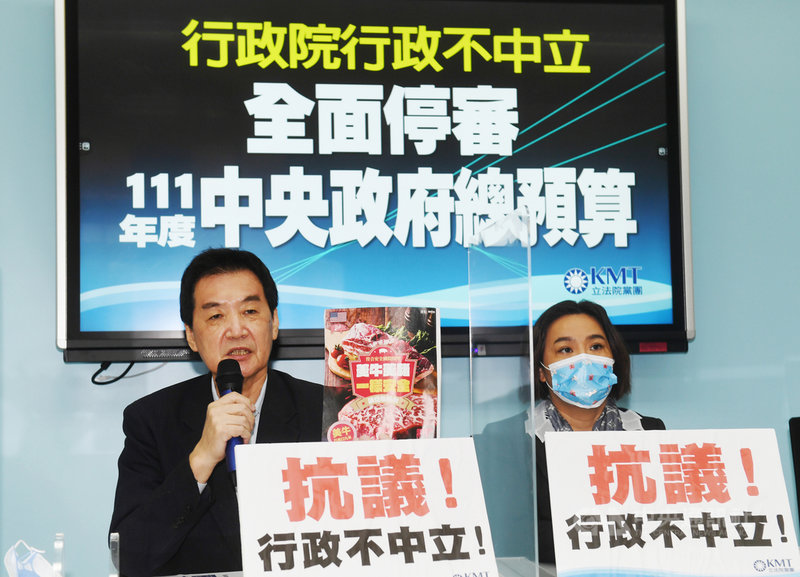 國民黨立法院黨團總召費鴻泰(左)、書記長陳玉珍(右)等人29日上午在立法院召開「行政院行政不中立,全面停審111年度中央政府總預算」記者會。中央社記者施宗暉攝 110年11月29日