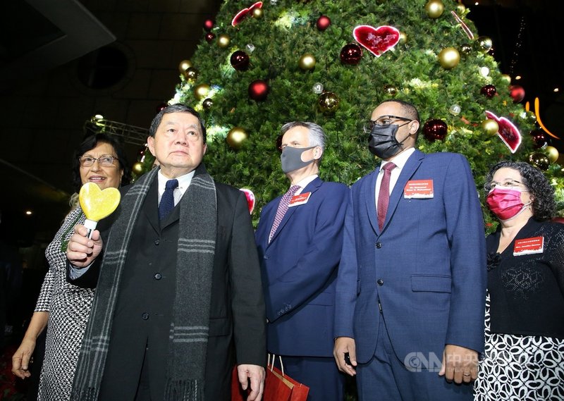 2021遠東集團耶誕點燈儀式29日晚間在遠企中心噴水池廣場舉行,遠東集團董事長徐旭東(左2)與現場來賓一同在耶誕樹前合影。中央社記者郭日曉攝 110年11月29日