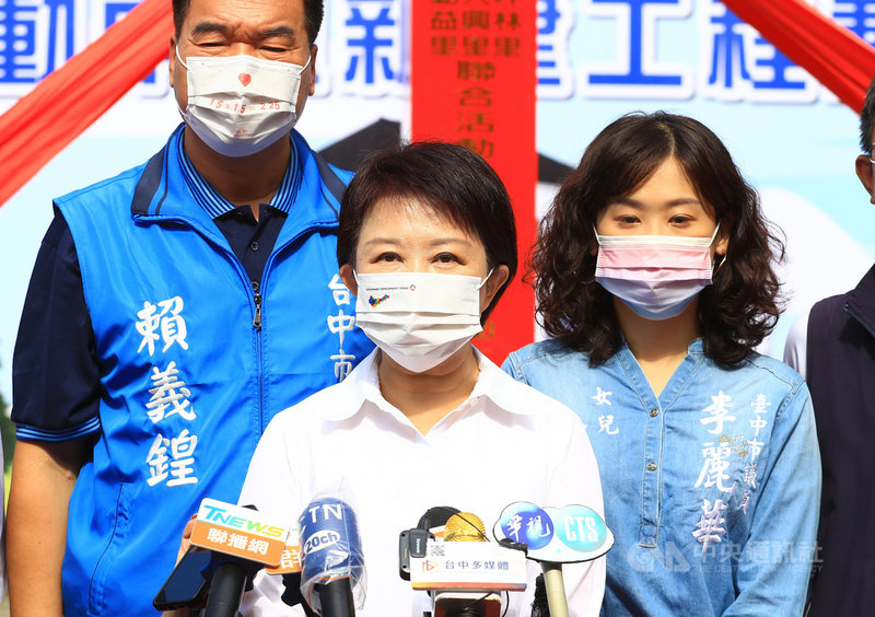 對於國民黨台中市第2選區立委補選參選人顏寬恒被揭發招待所涉及違建,台中市長盧秀燕(中)29日表示,法律有規定,只要有違章建築經查報的話,當事人必須在一定時間內自行拆除或復原,否則台中市政府就會依法排拆。中央社記者郝雪卿攝 110年11月29日