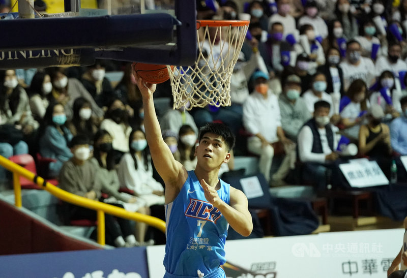 健行科大本季以純本土應戰,29日大專籃球聯賽(UBA)預賽以81比76逆轉政治大學,健行劉彥廷繳出18分、13籃板代表作。(大專體總提供)中央社記者黃巧雯傳真 110年11月29日