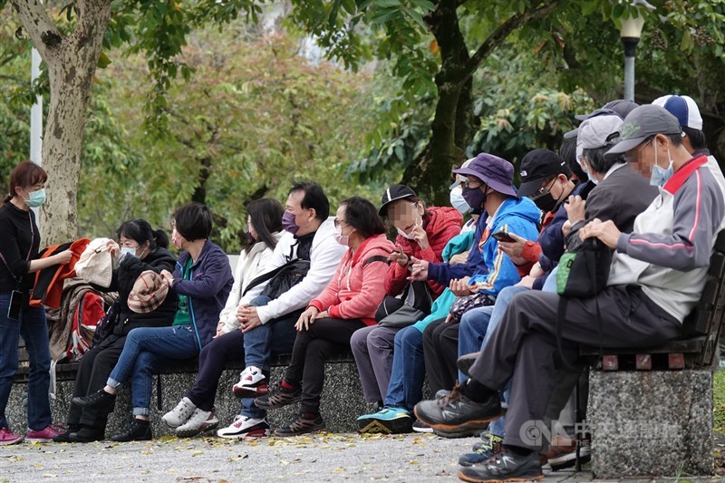 中央流行疫情指揮中心指揮官陳時中宣布,二級警戒維持至12月13日。(中央社檔案照片)